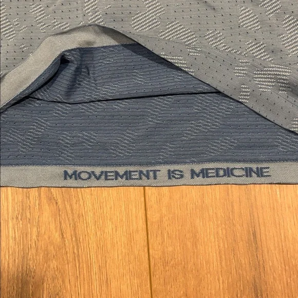 2 Lululemon men’s athletic shirts - Picture 4 of 8